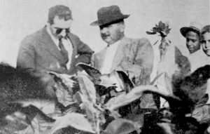 Administrador de la Vega del Hoyo de Monterrey mostrando la rica hoja cosechada a un visitante (Fígaro, 1918).