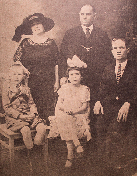Dr. Agustín Gronlier y su esposa Leopoldina Sardiñas junto a los niños Oscar Ruiz, María de las Mercedes y Agustín Gronlier.