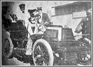 Automóvil del Ministro Herbert G. Squiers en la Estación de Villanueva, Habana 1903.