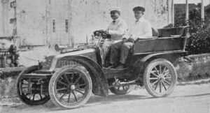 Auto ganador de la primera carrera oficial, su chófer y Honoré Lainé tesorero del Club de Automóviles de la Habana (Ca. 1903).