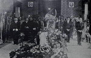 Funeral de Estrada Palma. Capilla Ardiente en la Casa Consistorial de Santiago de Cuba, donde fué velado el cadáver (El Fígaro, 1908).