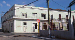 Edificio actual donde estuvo la casa comercial de Jesús Alfonso. Calle De Ayllón (Heredia) 16, esquina a Manzano, Matanzas.