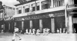 Vista exterior de La Sortija en Monte 15, popular establecimiento de la Habana (Ca. 1935).