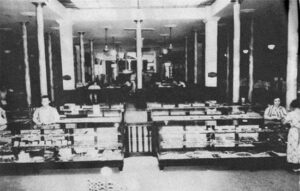 Vista interior de La Sortija, tienda especializada en bisutería de la Habana (Ca. 1935).