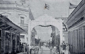 Arco levantado en Gibara en honor a la llegada de Tomás Estrada Palma el 20 de abril de 1902 (Fígaro, mayo 1902).