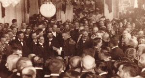 Transferencia del gobierno de Cuba al primer presidente electo Tomás Estrada Palma por el general Leonard Wood en 20 de mayo de 1902.