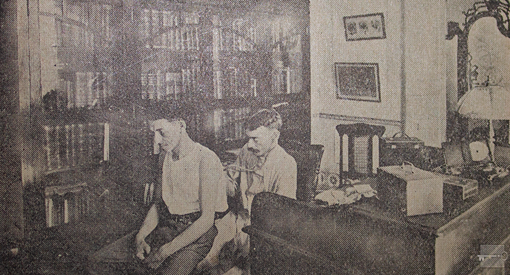 Doctor Armando Carnot Veulens auscultando un paciente en su gabinete médico (Ca. 1924).