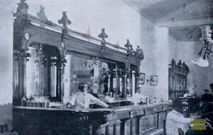 Despacho de bebidas en el Café Delmónico de la Habana (Ca. 1900).