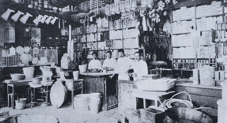 Vista interior del establecimiento y ferretería de Domingo Trueba (Ca. 1918).
