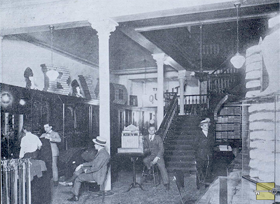 Vista interior del establecimiento de camisería y sastrería The Quality Shop en la Habana (Ca. 1918).