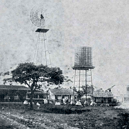 San Nicolás: Molino de viento y tanque de depósito emplazado sobre el pozo público (Ca. 1902).