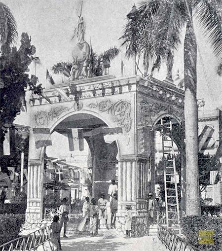 Arco del Triunfo en el Parque de la Libertad de Matanzas por la visita de Tomás Estrada Palma el día 9 de mayo de 1902.