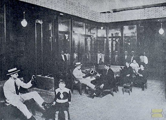 Salón de prueba de la peletería La Princesa (Ca. 1918).