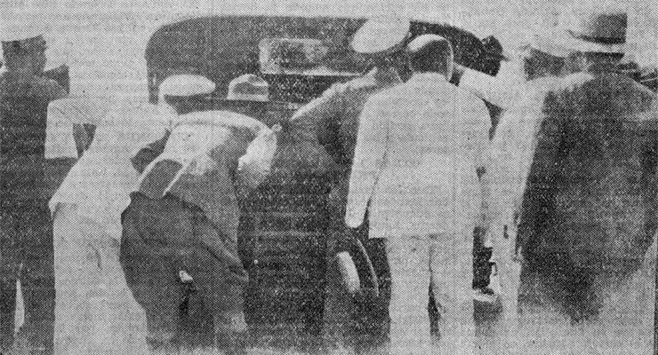 Autoridades examinando el automovil en que viajaba el presidente del Senado Dr. Clemente Vázquez Bello al ser agredido en 1932.