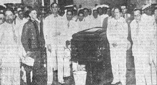 Guardia de honor al presidente del Senado Clemente Vázquez Bello después de ser tendido en el Capitolio de la Habana.