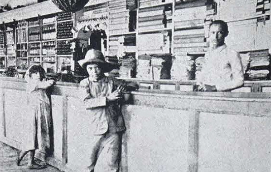 Campechuela. Vista interior de la tienda del Central Dos Amigos (Ca. 1904).