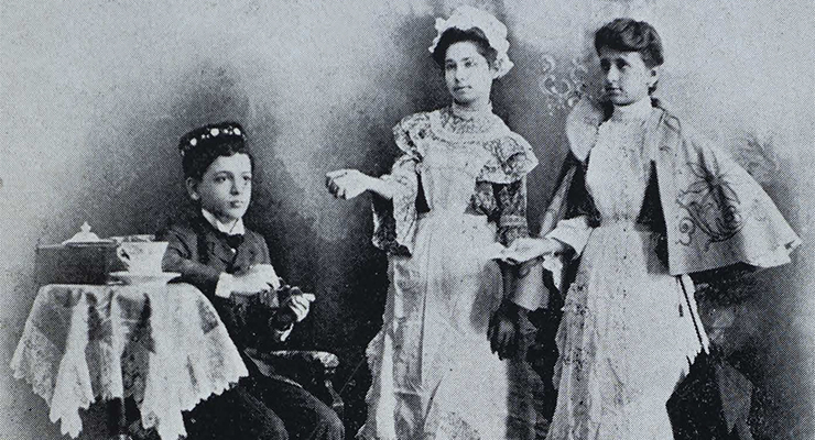 Velada Infantil en Cruces. Juan Camero, Clara Canales y Consuelo Camero en el diálogo en inglés “Una lección de cortesía”. Foto de A. A. Delgado.