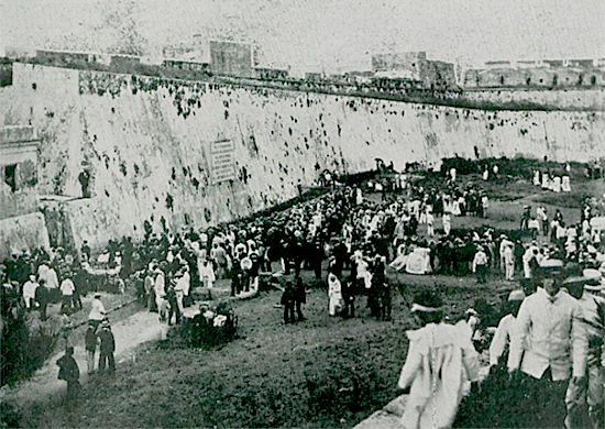 Lápida provisional en el Foso de los Laureles. Dice: Para eterna memoria fijará en este sitio la voluntad del pueblo una lápida de bronce de estas proporciones que recuerde los que aquí perecieron por la independencia de la Patria.