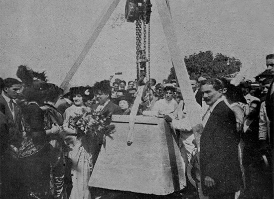 Momento de ser colocada la primera piedra del teatro de Santos y Artiga y René Rojo elegida por el pueblo de Sagua la Grande, madrina de la ceremonia.