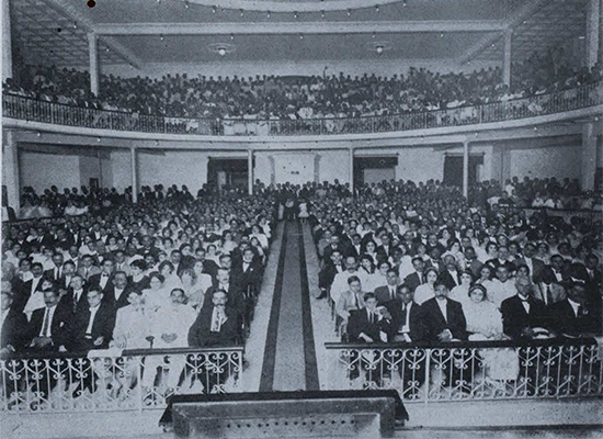 Aspecto de la concurrencia en el acto de inauguración del Teatro Santos y Artigas en Sagua La Grande (Ca. 1914).