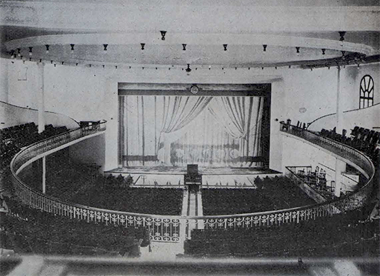 Vista del círculo del segundo piso con lunetas numeradas del teatro Santos y Artigas en Sagua La Grande (Ca. 1914).