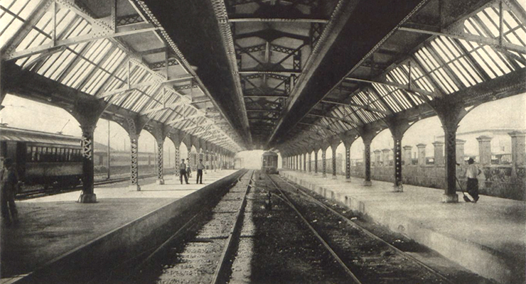 Andén de pasaje en la Estación Central de los Ferrocarriles Unidos de la Habana, Cuba.