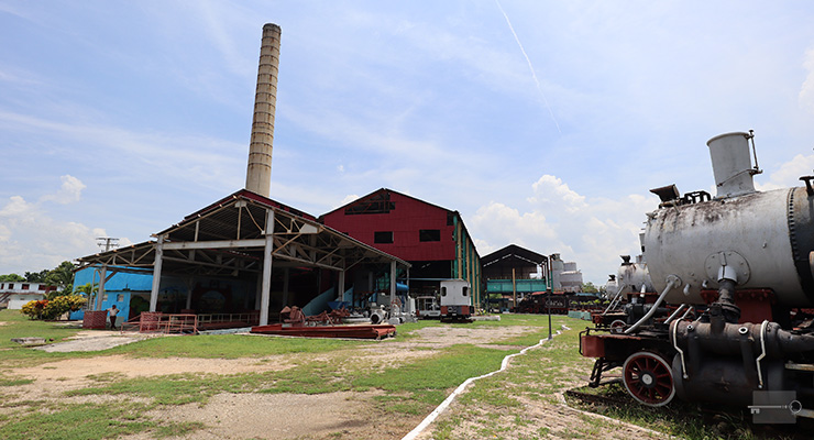 Vista del Central Progreso renombrado José Smith Comas cerca de Cárdenas, Matanzas.