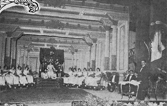 Escenario del teatro Oriente de Santiago de Cuba durante la celebración de los Juegos Florales pro Heredia en 1914.