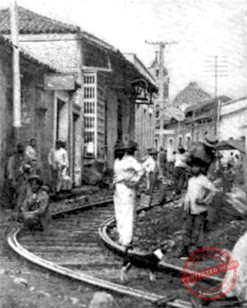 Trabajos de construcción de las líneas del tranvía en Camagüey. Esquina de Avellaneda y Soledad (Ca. 1908).