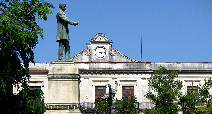 Estatua de José Martí inaugurada el 24 de Febrero 1909 en la Plaza de la Libertad de Matanzas.