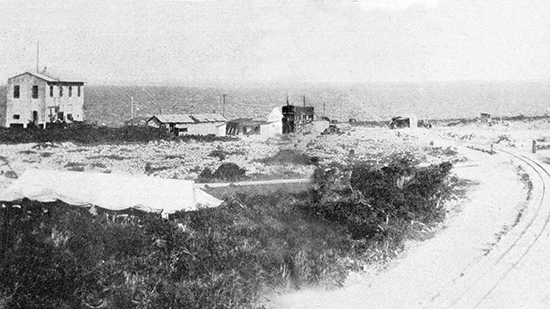 Vista de la planta de Georges Claude y vía férrea a orillas de la bahía de Matanzas (Ca. 1930).