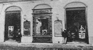 Vista exterior de la camisería Habana Club propiedad de Antonio Ceballos en Obispo 77 (Ca. 1900).