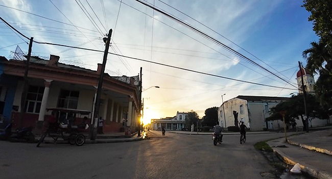 Vista de la esquina de Reina y Habana en Güines. A la derecha se aprecia la Iglesia de San Julián de Güines (Octubre 2024).