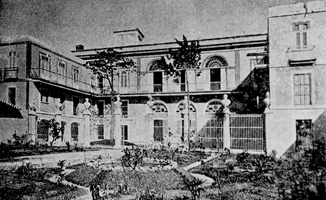 Patio interior del  Sanatorio Habana establecido por los doctores Raimundo Menocal y Ramón Negra (Ca. 1899).