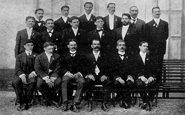 Sección de Beneficencia de la Asociación Canaria de la Habana en 1908 (Foto de Santa Coloma).