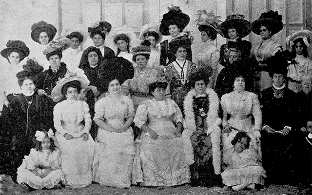 Señoras y señoritas concurrentes a la inauguración del sanatorio de la Asociación Canaria de la Habana (Foto de Santa Coloma).