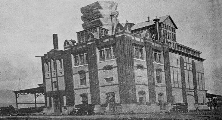 Frente del edificio de la Compañía Cervecera de Santiago de Cuba (Ca. 1912).