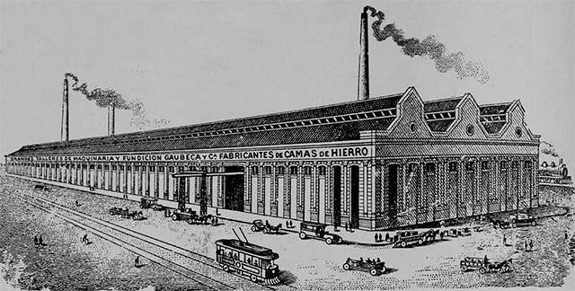 Grabado y vista exterior de la gran fábrica de camas y fundición de hierro y bronce de los señores Gaubeca y Ca. (S. en C.) establecida en Luyanó (Ca. 1915).