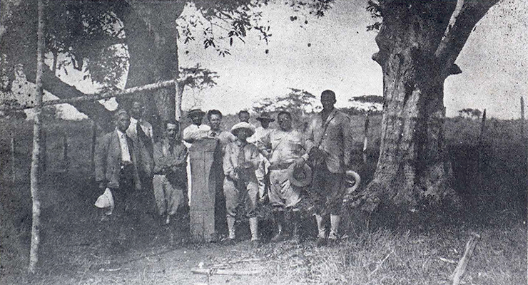 Los Mangos de Baraguá durante una excursión de Arturo R. de Carricarte acompañado de Gloria G. de Carricarte y Marcos del Rosario (Ca. 1924).