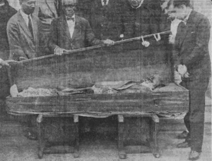 Momentos en que fué abierto el sarcófago que contenía los restos del Obispo de Compostela al ser trasladados del antiguo convento de Santa Teresa al nuevo el día 9 de Enero 1929.