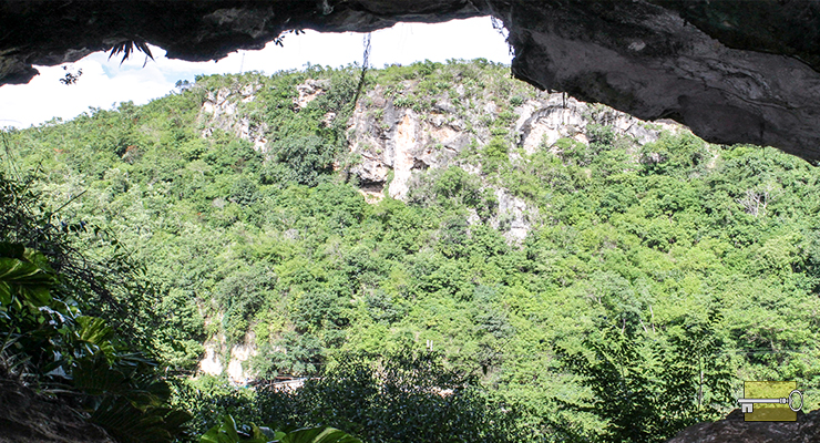 Vista desde el interior de La Cueva del Indio hacia el río Yumurí , Matanzas (Oct. 2011).