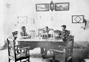 Asociación China de Sancti Spíritus y su presidente Nicolás Chea con otros miembros de la directiva (Ca. 1924).