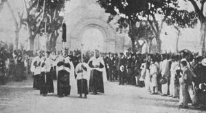 Entierro del general Máximo Gómez. Clero católico esperando el féretro en el cementerio de Colón de la Habana (Foto de Santa Coloma).