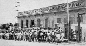 Edificio y obreros de la fábrica de alpargatas La Cubana (Ca. 1925)