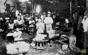 Trabajadores y terminación del calzado en la fábrica de alpargatas La Cubana (Ca. 1925)