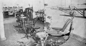 Havana Dental Company del dr. Virgilio de Zayas Bazán. Sillones y aparatos modernos (Foto de Santa Coloma, 1907).