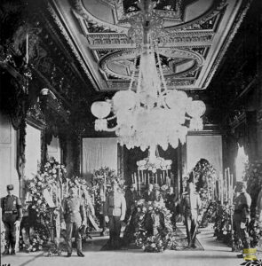 La muerte del general Máximo Gómez. Capilla ardiente donde fue velado el cadáver del general en el salón rojo del Palacio Presidencial (Foto de Blain, 1905).
