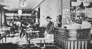 Vista interior de la Pastelería La Primera de Aguiar de Menéndez y Hernández en la Habana (Ca. 1903).