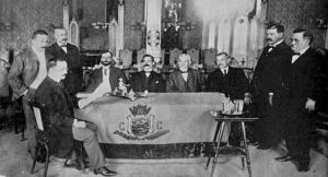 Traspaso del Teatro Nacional de la Habana al Centro Gallego. Acto de leerse la escritura de venta por el notario Dr. Palma (Foto de Santa Coloma).