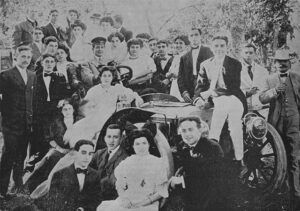 En la quinta Villa Amalia. Grupo de invitados alrededor del automóvil del Dr. Miguel Alvarado.